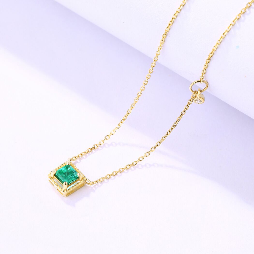 Ladies Retro Emerald Necklace With 14K Yellow Gold